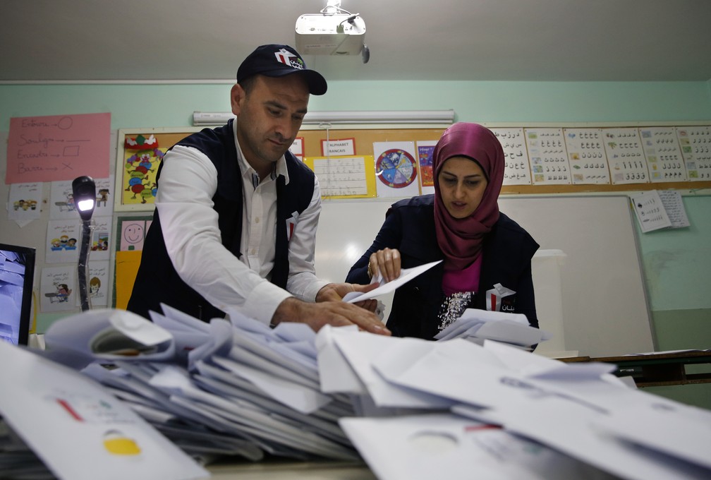 Funcionários eleitorais contabilizam votos das eleições legislativas no Líbano — Foto: AP Photo/Bilal Hussein