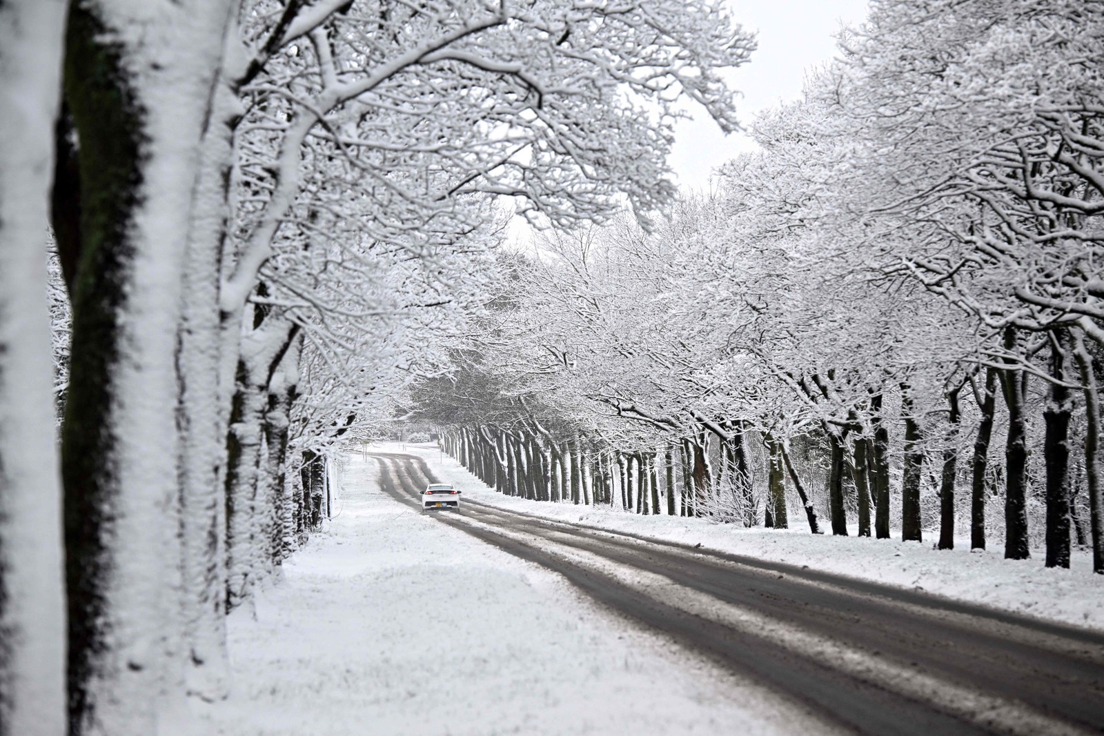 Estradas ficam cobertsa de neve em Lever Causeway, perto de Birkenhead, noroeste da Inglaterra — Foto: PAUL ELLIS/AFP