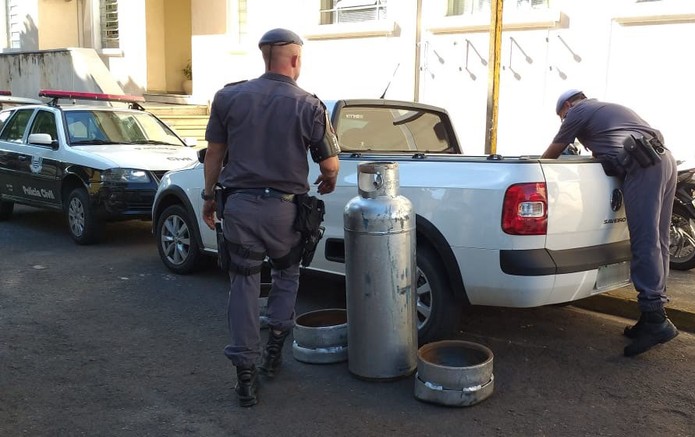 Droga foi transportada dentro de botijões de gás — Foto: Heloise Hamada/TV Fronteira