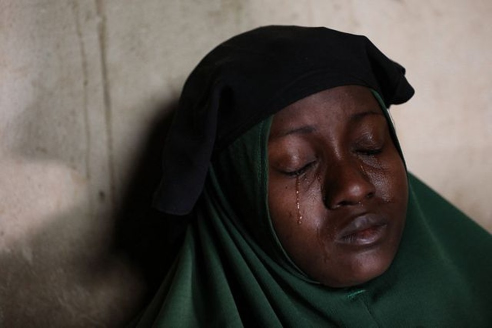 Aminah Labaran (nome fictício) chora em casa, em Jangebe, estado de Zamfara, no noroeste da Nigéria, em 27 de fevereiro de 2021, um dia após o sequestro de suas duas filhas — Foto: Sodiq Adelakun Adekola para AFP