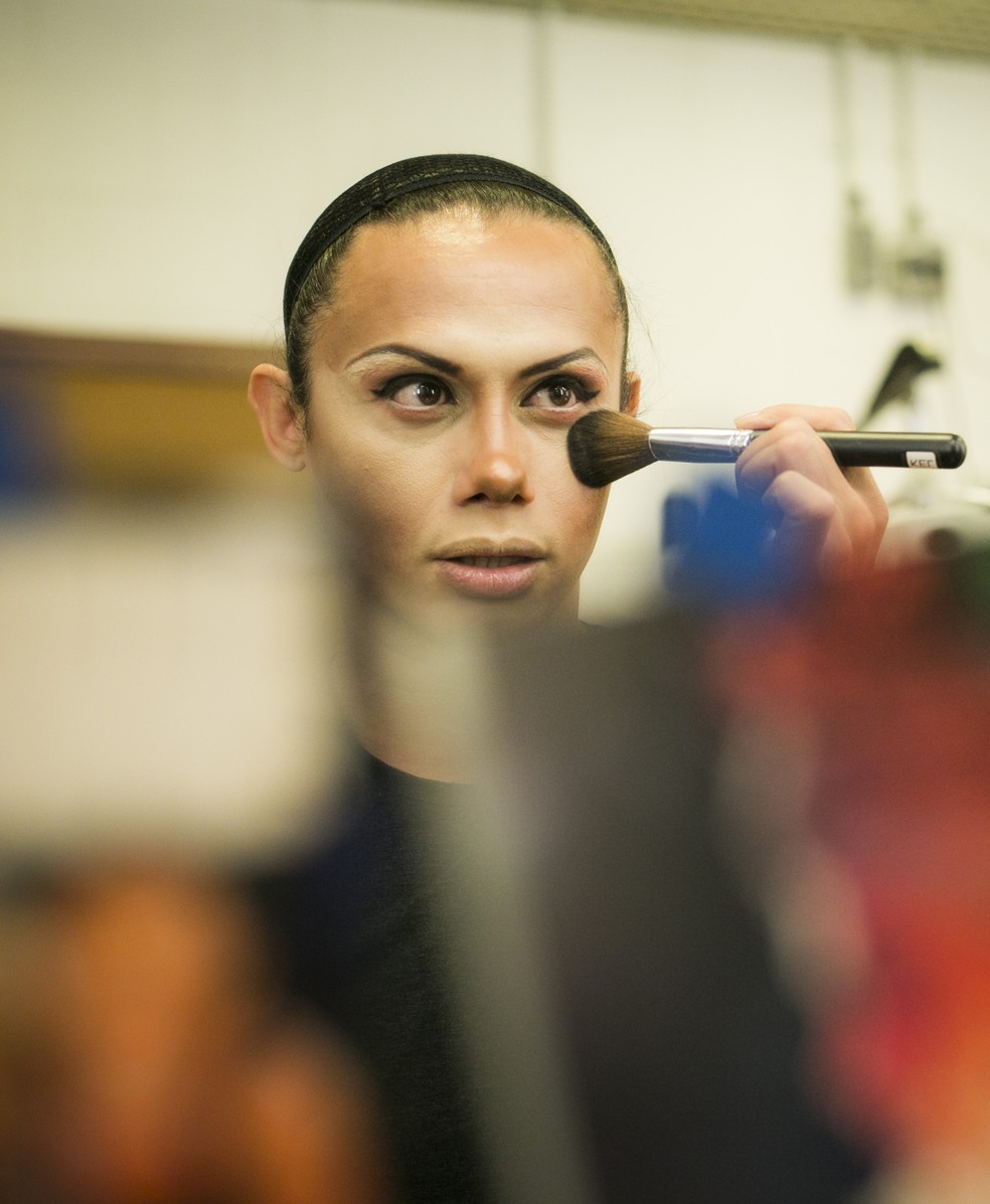 Silvero Pereira faz a sua própria maquiagem para viver Gisele Almodóvar no teatro (Foto: Raphael Dias/Gshow)