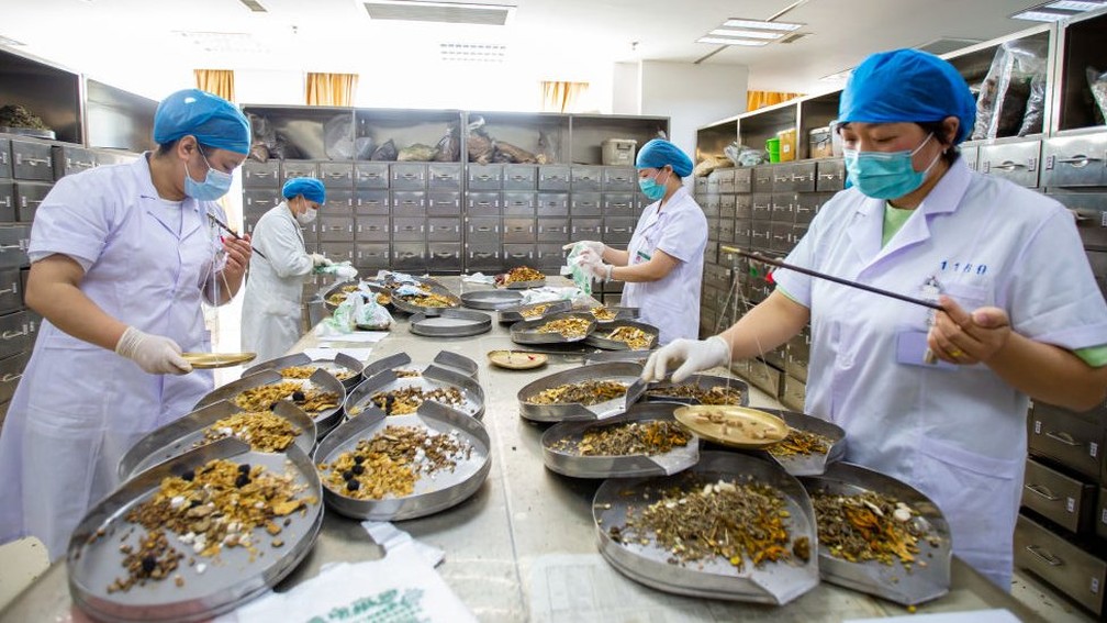 O governo chin&ecirc;s viu a pandemia da Covid-19 como uma oportunidade para tentar internacionalizar a medicina tradicional do pa&iacute;s &mdash; Foto: Getty Images via BBC