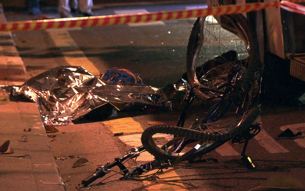 Rapazes estavam em uma mesma bicicleta quando foram atropelados (Foto: TV Globo/Reprodução)