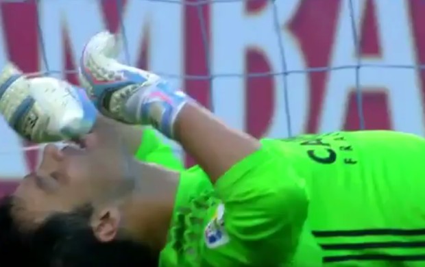 Ex-Grêmio, goleiro Saja leva gol do meio-campo em seu jogo de despedida