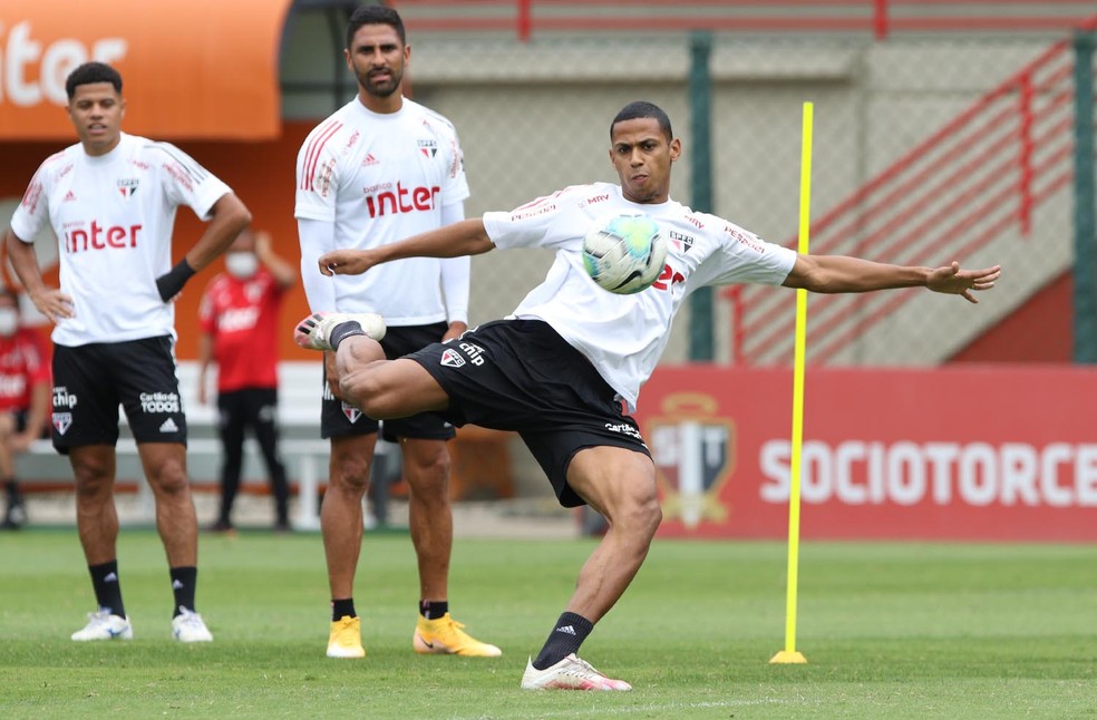 Bruno Alves em treino do São Paulo — Foto: Rubens Chiri / saopaulofc.net