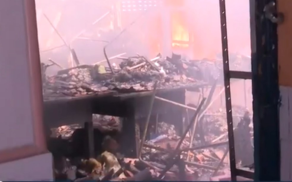 Cômodo ficou destruído por causa de incêndio. — Foto: TV Subaé