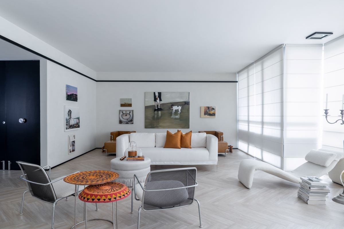 SALA | O sofá de Philippe Starck é da Driade e rouba a atenção no ambiente (Foto: Rafael Renzo / Divulgação)