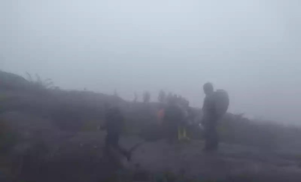 Bombeiros mobilizam operação para resgatar 32 turistas no Pico dos Marins — Foto: Divulgação/ Corpo de Bombeiros