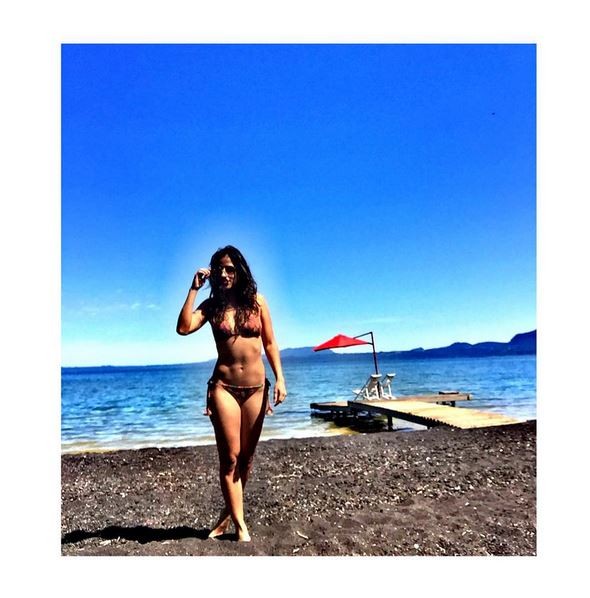 Camilla Camargo desfila o corpão na praia (Foto: Instagram/Reprodução)