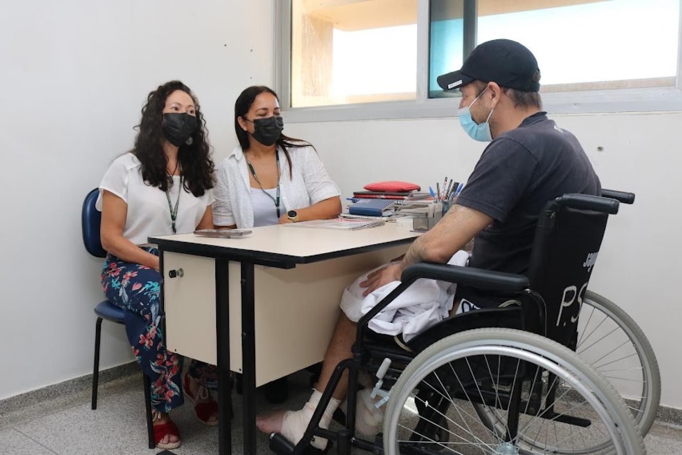 Uruguaio que ficou paraplégico e vivia nas ruas volta para o país de origem após ajuda de assistentes sociais 