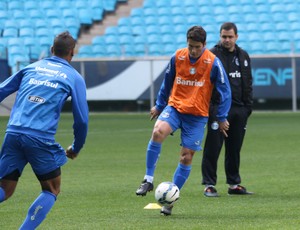 Sob olhar de 1,5 mil gremistas, Riveros treina e se credencia para o Gre-Nal