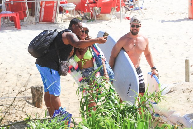Juliana Paes atende fã em dia de praia (Foto: Fabricio Pioyani/AgNews)