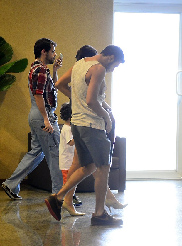 Dani Suzuki passeia entre filho e ex-marido (Foto: Henrique Oliveira / AgNews)