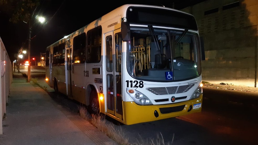 Criminoso subiu neste ônibus e anunciou assalto, na noite desta quarta-feira (20) — Foto: Sérgio Henrique Santos/Inter TV Cabugi