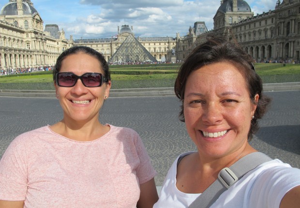 Taciana Mello e Fernanda Moura diante da Pirâmide do Louvre, em Paris (Foto: The Girls on the Road)