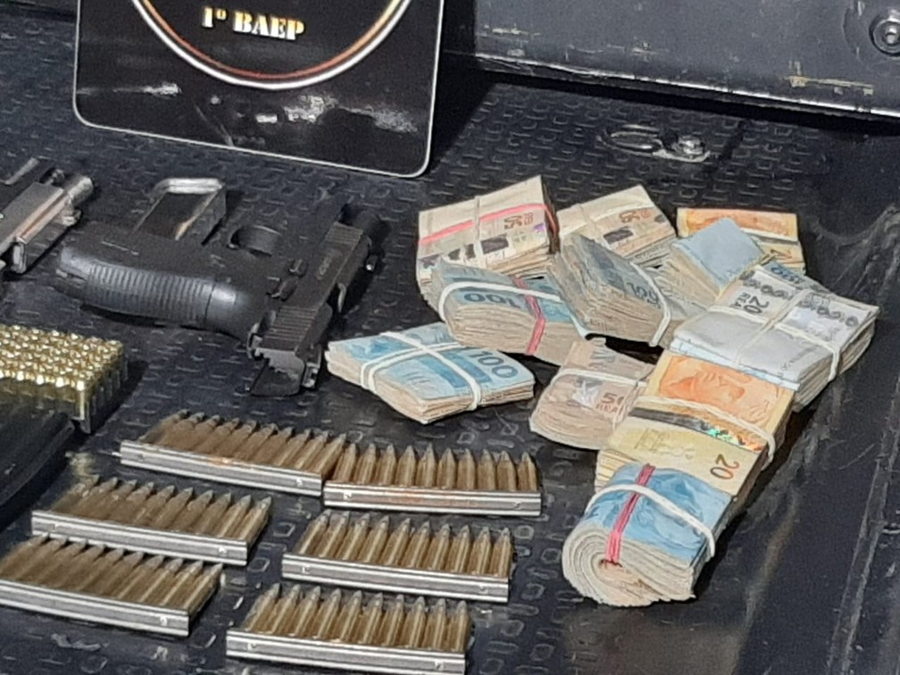 Fuzil, pistolas e munições, além de dinheiro foram apreendidos no bairro São Marcos, em Campinas — Foto: João Alvarenga/EPTV
