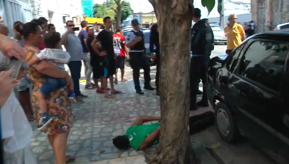 Suspeito usava arma de brinquedo, afirmaram testemunhas aos policiais (Foto: TV Verdes Mares/Reprodução)