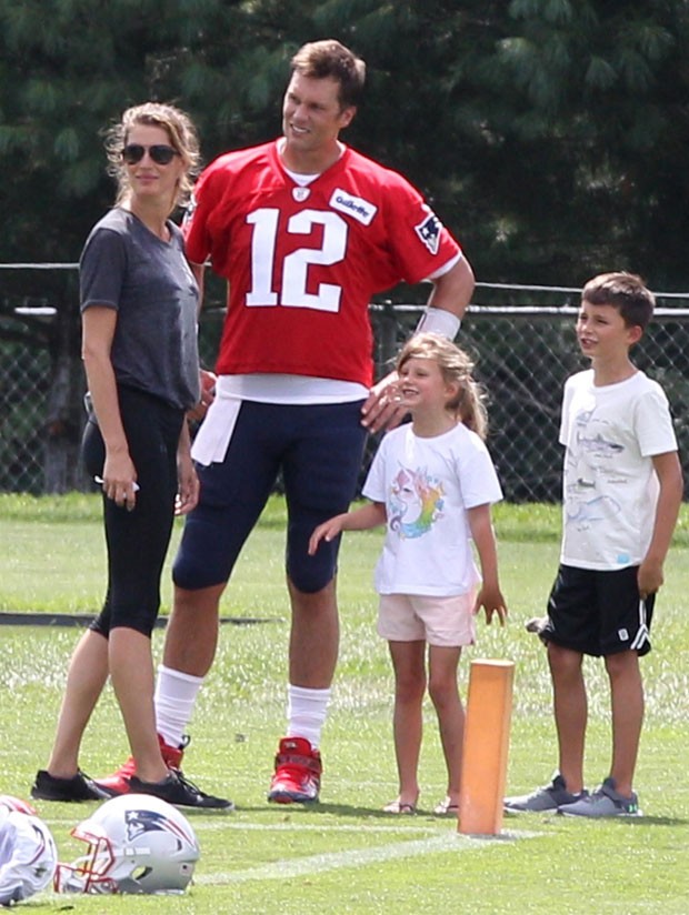 Tom Brady e Gisele com os filhos (Foto: Backgrid)
