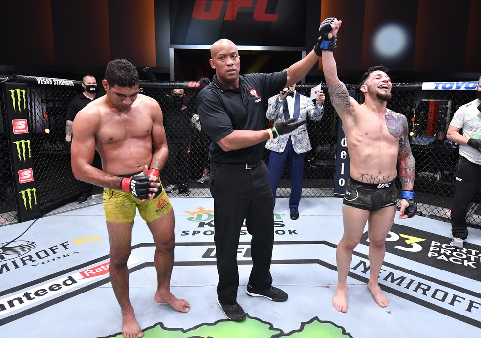 Herbert Burns perdeu para Daniel Pineda por nocaute técnico no UFC 252 — Foto: Getty Images