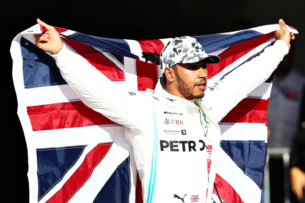 Lewis Hamilton comemora o hexacampeonato com a bandeira da Inglaterra — Foto: Getty Images