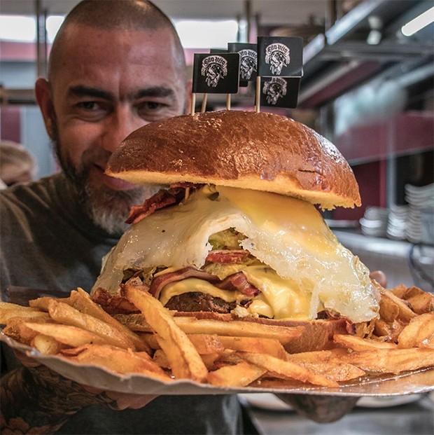 Henrique Fogaça lança desafio com hambúrguer de 3,5 kg (Foto: @caoveio)