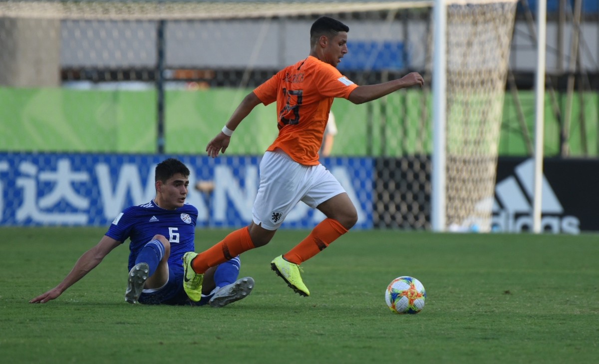 Holanda mostra força, goleia o Paraguai e avança às semifinais do