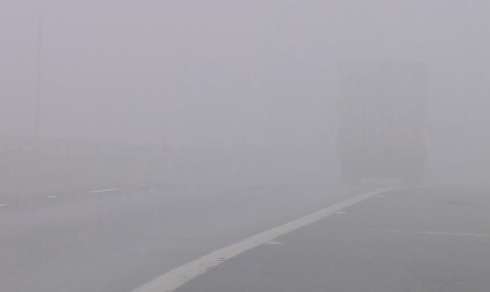 Na Rodovia Marechal Rondon era praticamente impossível ver os veículos (Foto: Reprodução / TV TEM )
