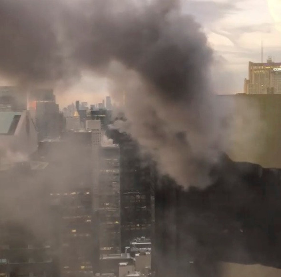 Fumaça é vista saindo do topo da Trump Tower (Foto: Instagram/@SLIMADOS/via Reuters)