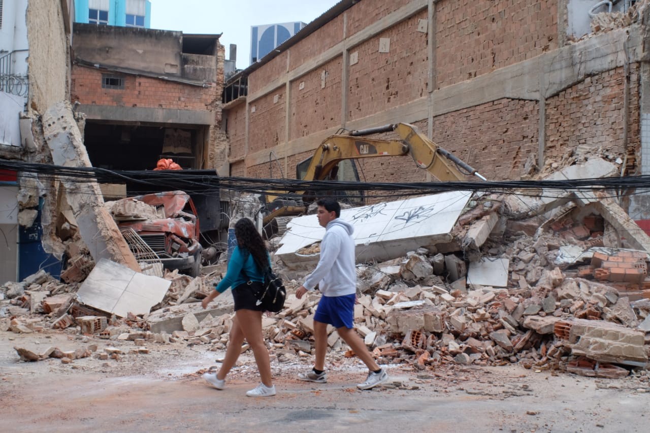 Crea diz que há riscos de desabamentos em prédios vizinhos à obra que caiu no Centro de Vitória