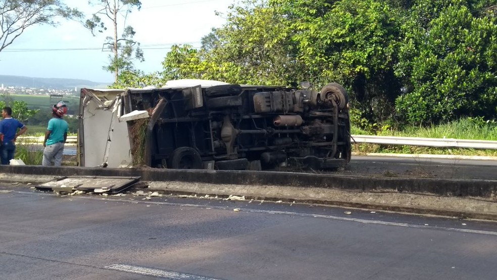 Caminhão ocupou canteiro central e parte de pista da BR-101, no sentido João Pesoa/Recife (Foto: Reprodução/WhattApp)