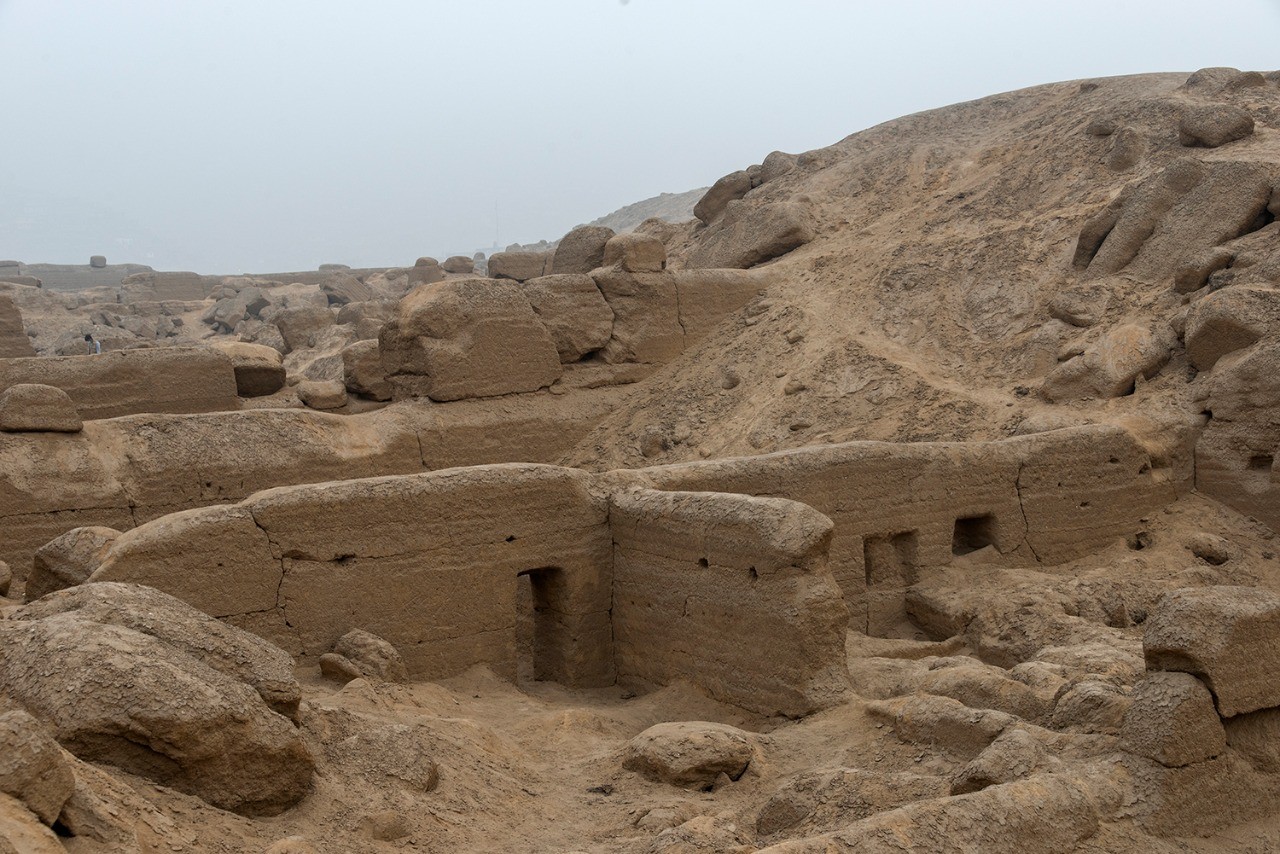 A múmia foi encontrada no sítio arqueológico Cajamarquilla, a 25 quilômetros de Lima, capital do Peru (Foto: Rumbos del Perú/Reprodução Facebook Universidad Nacional Mayor de San Marcos )
