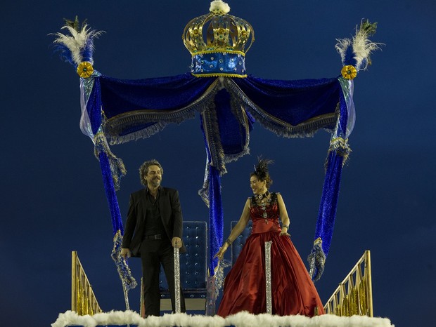 Alexandre Nero e Lília Cabra participam de cenas gravadas durante desfile de Carnaval (Foto: Estevam Avellar/TV Globo)