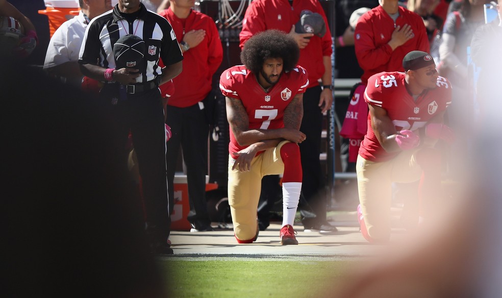 Entenda por que Colin Kaepernick virou ícone de protesto contra o racismo  nos EUA | futebol americano | ge