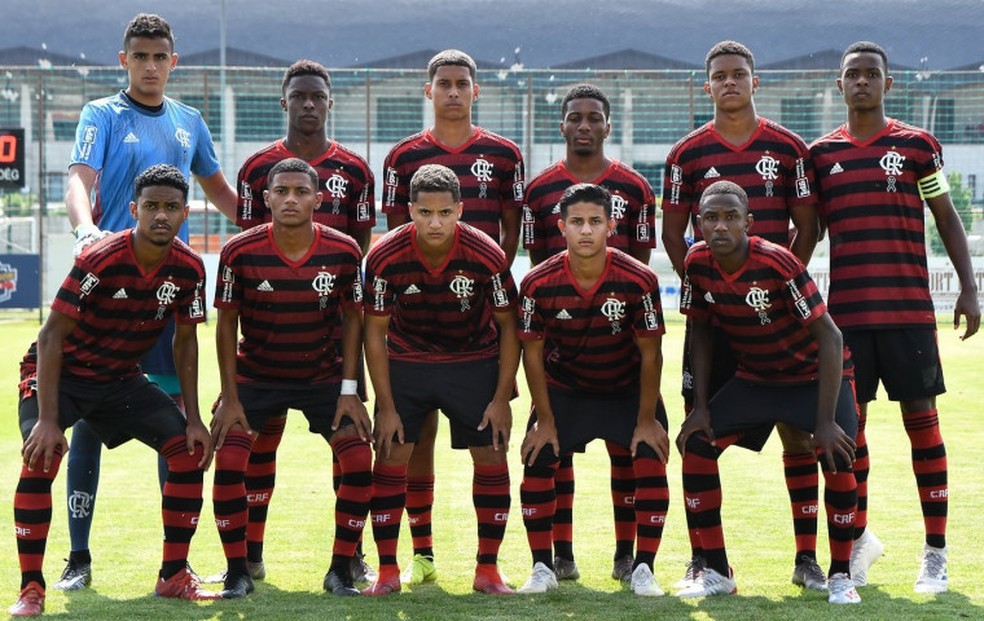 Time Sub-16, campeão nos EAU, Itália e Hungria, seria a categoria de Christian, Samuel e Jorge — Foto: Divulgação/Flamengo