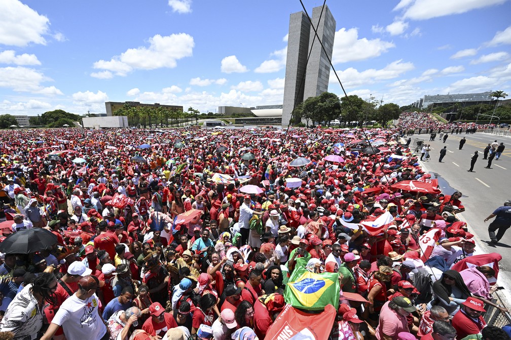 Apoiadores de Lula se reúnem na Esplanada dos Ministérios para a posse presidencial, em Brasília, neste domingo (1º) — Foto: Evaristo Sa/AFP
