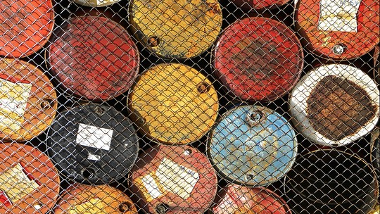 Estoques de petróleo dos EUA contrariam expectativa e sobem na semana passada