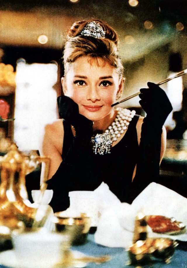 Audrey Hepburn no clássico "Breakfast at Tiffany's" (Foto: Reprodução)