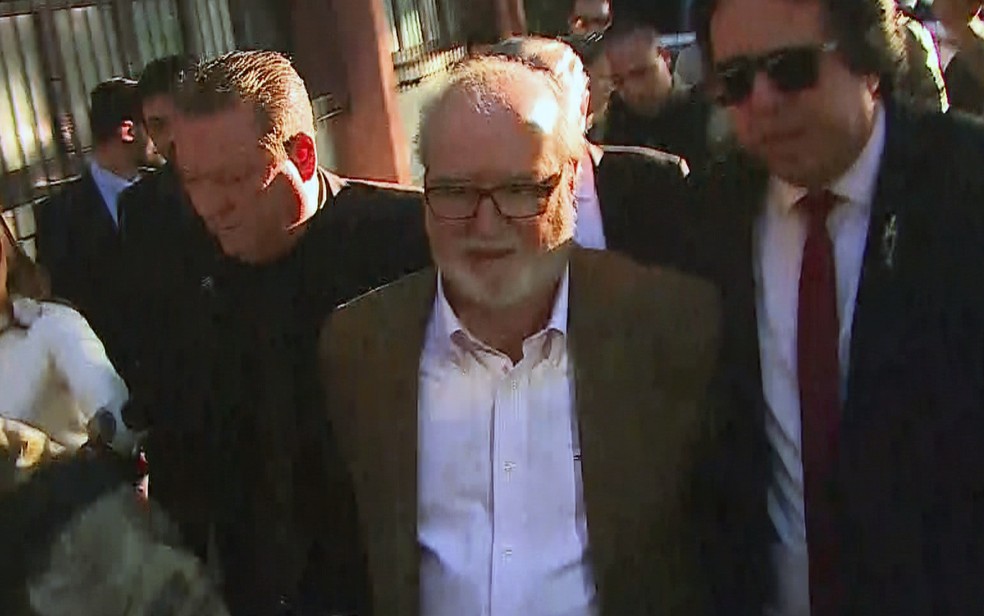 Eduardo Azeredo chega ao Instituto Médico Legal (IML) de Belo Horizonte após ser preso (Foto: Reprodução/TV Globo)