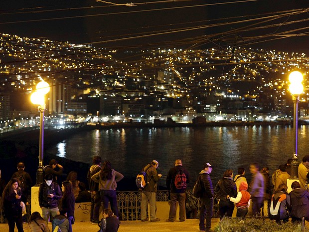 Pessoas em Valparaíso, no litoral do Chile, após alerta de tsunami (Foto: Rodrigo Garrido/AFP)