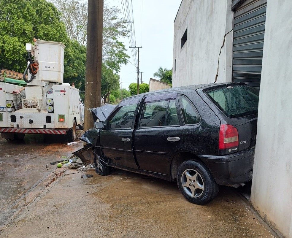 Motorista perde controle de carro e invade imóvel em Jales (SP) — Foto: Polícia Civil/Arquivo Pessoal