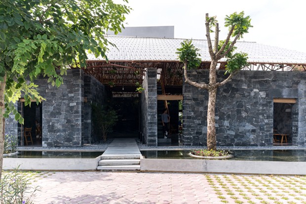 Centro cultural é construídos com restos de andaime e pedras (Foto: Divulgação)