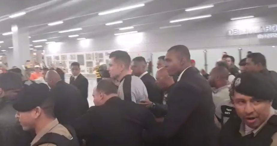 AtlÃ©tico-MG desembarca com protesto da torcida e princÃ­pio de tumulto no aeroporto