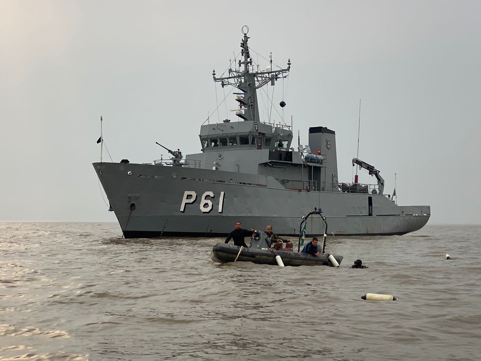 Embarcações auxiliaram nas buscas por destroços de caça no RS — Foto: Cristian Yanzer