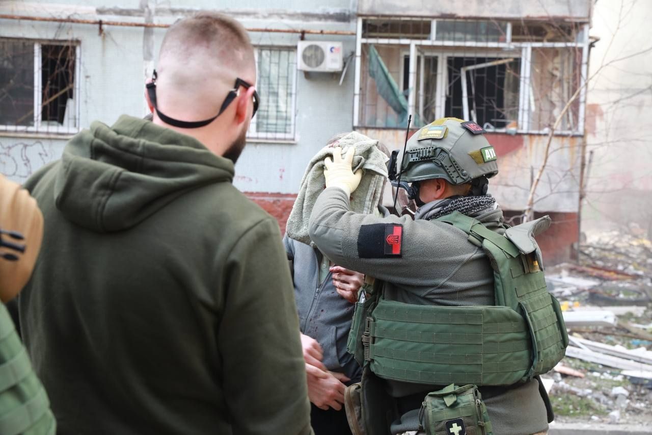 Algumas das vítimas precisaram ser atendidas no local do ataque — Foto: Divulgação/Administração Militar Regional de Zaporíjia