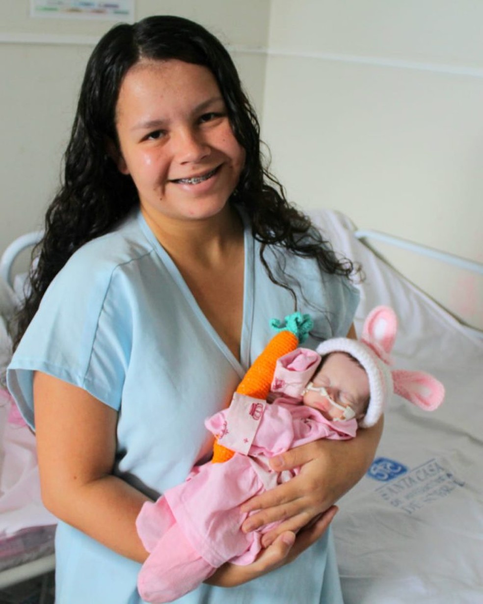 Verônica Mesquita, 20, mãe da pequena Ana Cecília, de apenas 1 mês de vida  — Foto: Divulgação/Complexo SCMS