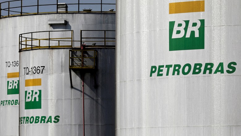 Tanque de combustível com logo da Petrobras na refinaria de Paulínia (SP) (Foto: REUTERS/Paulo Whitaker)