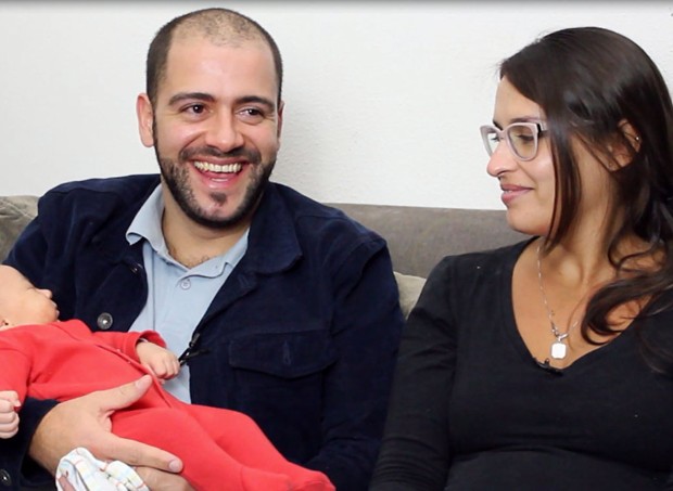 Angelo com Lara no colo e Débora. Eles também são pais de Gael, 2 anos (Foto: Crescer/ Editora Globo)