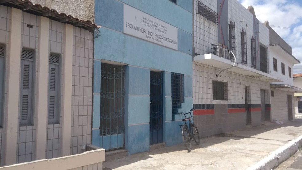 Pais foram assaltados em fila para matrículas de alunos da Escola Municipal Professor Francisco Morais Filho, em Mossoró — Foto: Ivanúcia Lopes/Inter TV Costa Branca