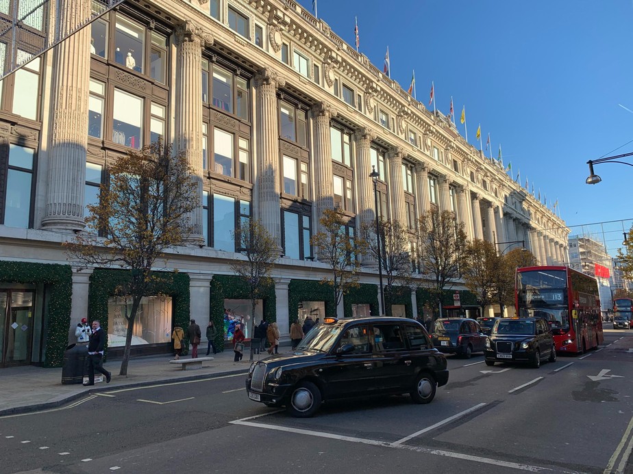 Oxford Street, Londres:  NIESR justifica crescimento baixo pela rápida alta das taxas de juros do Reino Unido em 2022