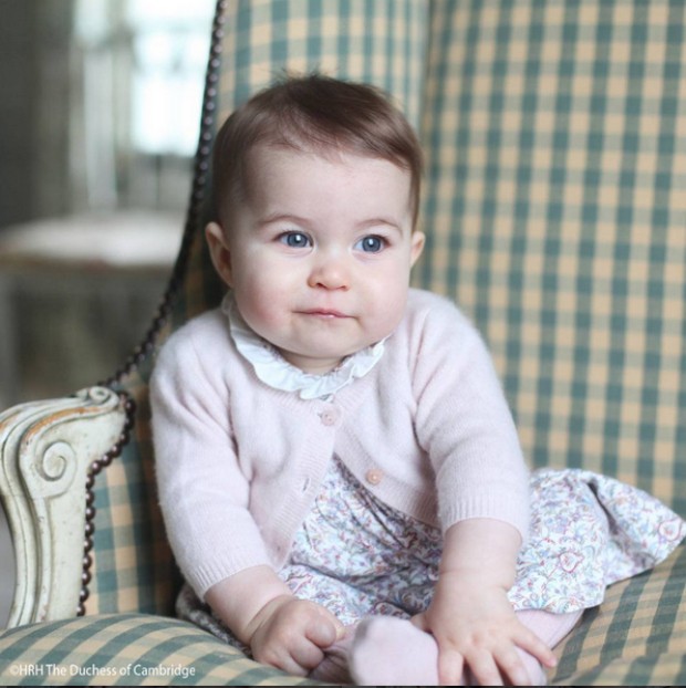 Palácio de Kensington divulga novas imagens da princesa Charlotte (Foto: Reprodução/Instagram)